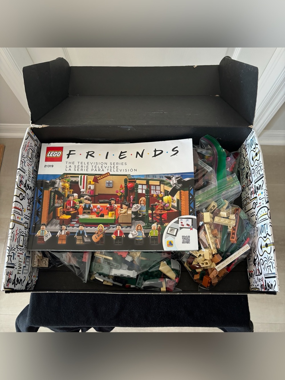 LEGO Friends Central Perk Building Kit - Picture 2 of 3